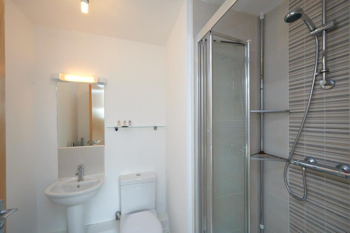 A Stylish Apartment With Parking In Preston Preston  Bagian luar foto